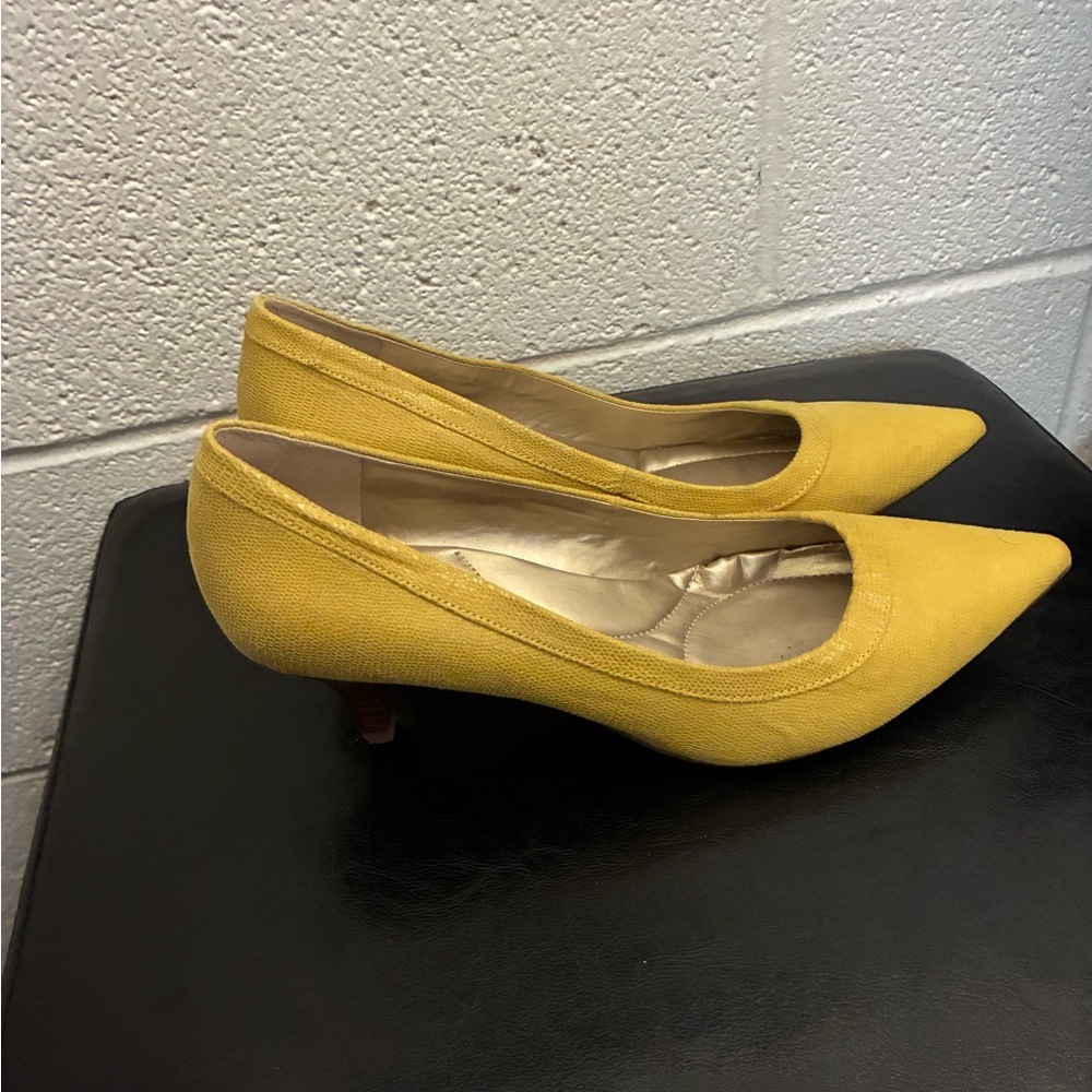 Bandolino Mustard Yellow Pointed Heels